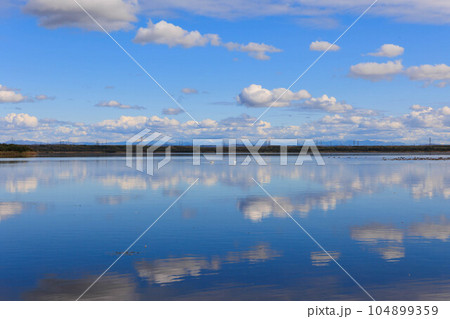 野鳥が飛び水面反射するウトナイ湖「秋の北海道」 野鳥が飛び水面反射するウトナイ湖「秋の北海道」 104899359