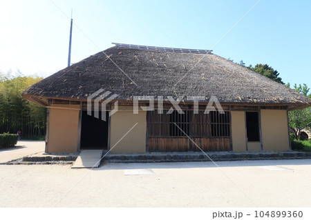 日本の古民家 かやぶき屋根 土壁 日本の古民家 かやぶき屋根 土壁 104899360