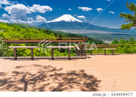 《山梨県》初夏の富士山・新緑の二十曲峠 《山梨県》初夏の富士山・新緑の二十曲峠 104899477