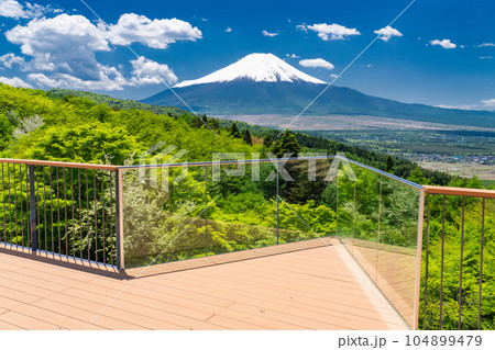 《山梨県》初夏の富士山・新緑の二十曲峠 《山梨県》初夏の富士山・新緑の二十曲峠 104899479