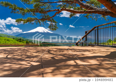 《山梨県》初夏の富士山・新緑の二十曲峠 104899481