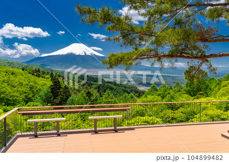 《山梨県》初夏の富士山・新緑の二十曲峠 104899482