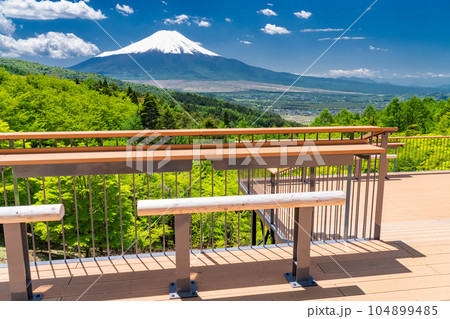 《山梨県》初夏の富士山・新緑の二十曲峠 104899485
