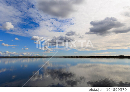 水面反射するウトナイ湖「秋の北海道」 104899570