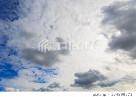 飛行機が飛ぶウトナイ湖「秋の北海道」 飛行機が飛ぶウトナイ湖「秋の北海道」 104899572