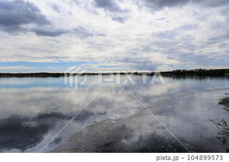水面反射するウトナイ湖「秋の北海道」 水面反射するウトナイ湖「秋の北海道」 104899573