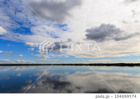 水面反射するウトナイ湖「秋の北海道」 104899574