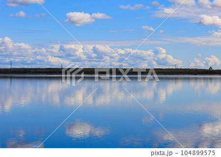 水面反射するウトナイ湖「秋の北海道」 104899575