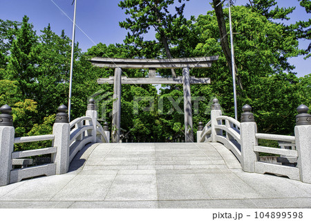 神奈川県 寒川町 寒川神社 神池橋と三の鳥居 神奈川県 寒川町 寒川神社 神池橋と三の鳥居 104899598
