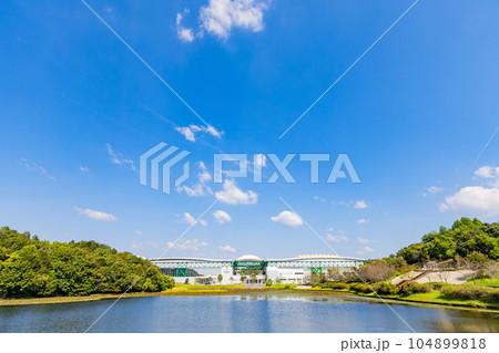 青空と池の風景 青空と池の風景 104899818