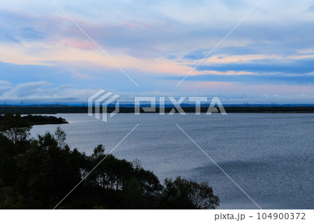 日に焼けるウトナイ湖「秋の北海道」 104900372