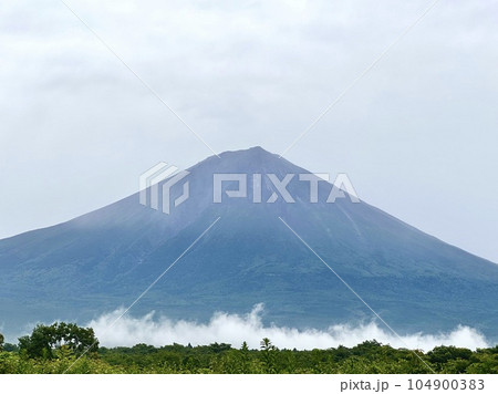 雨上がりの富士山 104900383