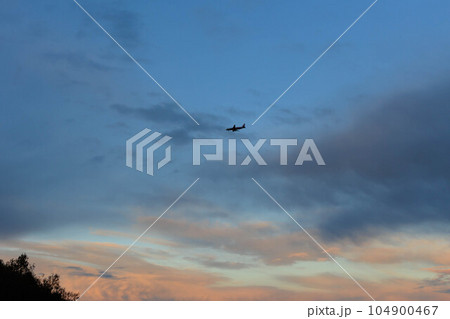 日に焼けるウトナイ湖の飛行機「秋の北海道」 104900467