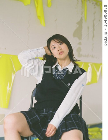 廃校で暇を持て余す女子高生 104900958