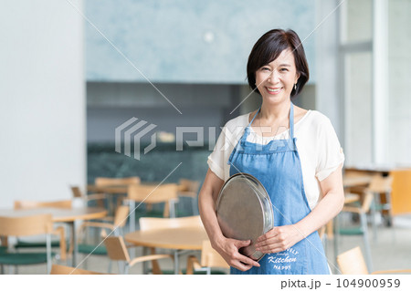 カフェで働くミドルの女性の店員 104900959