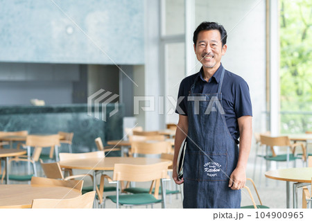 カフェで働くミドルの男性の店員 104900965