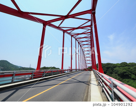 下松市から笠戸島に架かる笠戸大橋①(山口県下松市) 下松市から笠戸島に架かる笠戸大橋①(山口県下松市) 104901292