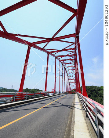 下松市から笠戸島に架かる笠戸大橋②(山口県下松市) 104901293