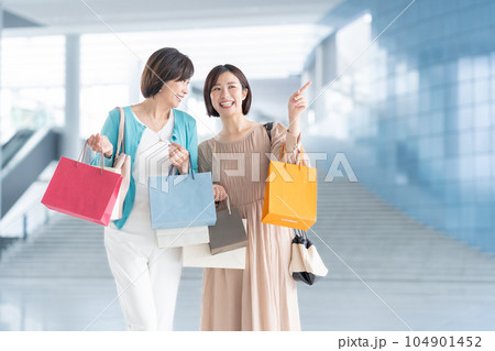 ショッピングをするミドルの母親と娘の親子 104901452