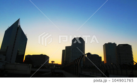 埼玉県川口市の川口駅西口方面の夕暮れのビル群の風景 埼玉県川口市の川口駅西口方面の夕暮れのビル群の風景 104901765