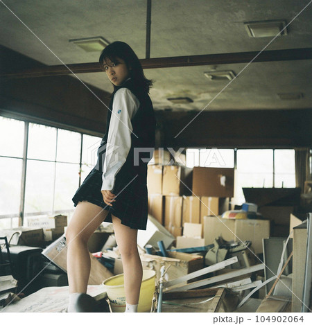 ゴミ部屋に立つ女子高生 ゴミ部屋に立つ女子高生 104902064