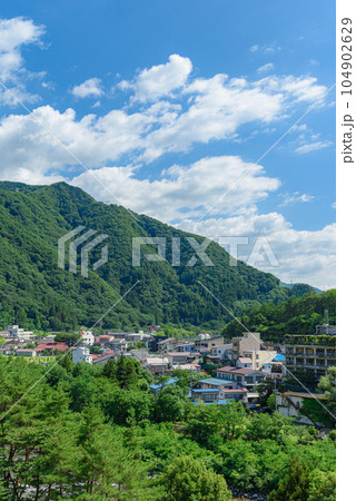 （群馬県みなかみ町）高台から見た町の風景 104902629