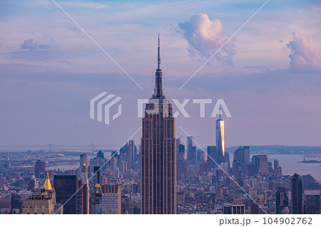 エンパイアステートビルとマンハッタンの夕景 104902762