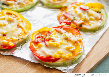 ズッキーニのピザ風 ズッキーニのピザ風 104903207