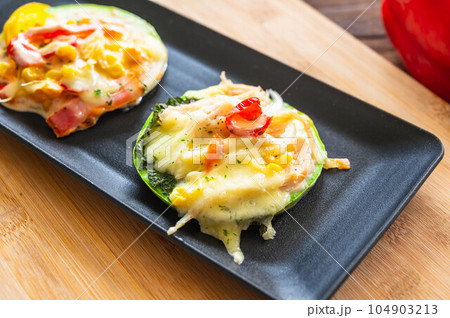ズッキーニのピザ風焼き 104903213