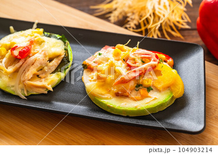 ズッキーニのピザ風焼き ズッキーニのピザ風焼き 104903214