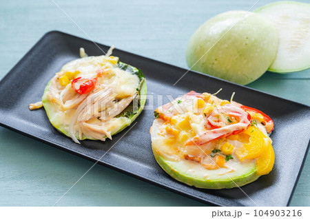 ズッキーニのピザ風焼き 104903216