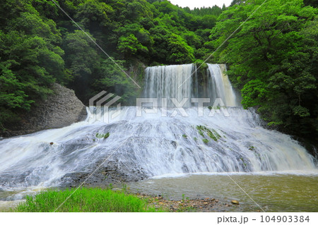 初夏の竜門の滝（大分県九重町） 104903384
