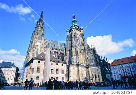 観光客で賑わう聖ヴィート大聖堂 104903757