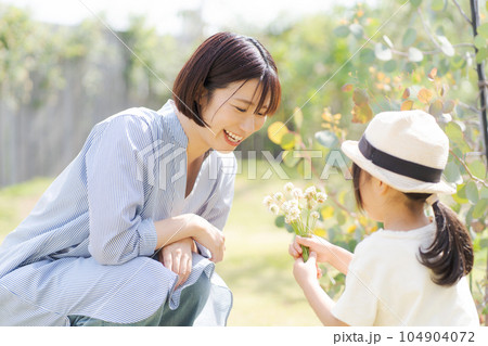 庭で遊ぶ親子の写真 104904072