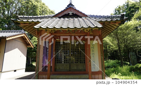 長崎県壱岐の新城神社(樋詰城跡)の本殿 長崎県壱岐の新城神社(樋詰城跡)の本殿 104904354
