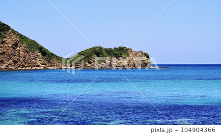 長崎県壱岐島の壱岐の土台石が見える海の風景 104904366