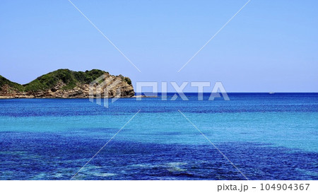 長崎県壱岐島の壱岐の土台石が見える海の風景 長崎県壱岐島の壱岐の土台石が見える海の風景 104904367