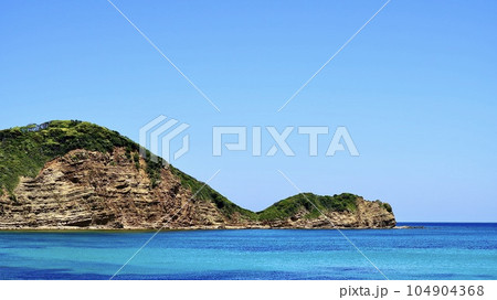 長崎県壱岐島の壱岐の土台石が見える海の風景 長崎県壱岐島の壱岐の土台石が見える海の風景 104904368