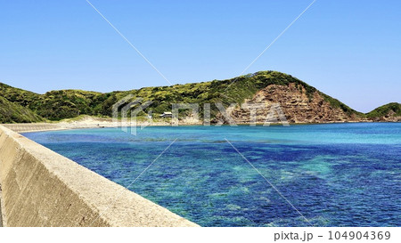 長崎県壱岐島の壱岐の土台石が見える海の風景 104904369