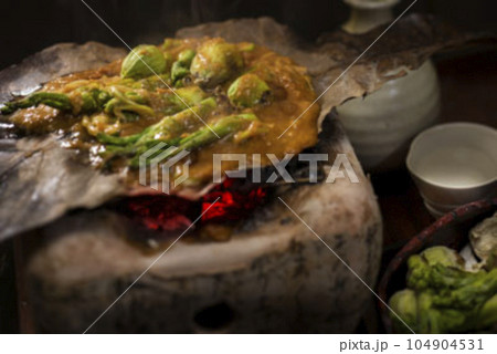 春の山菜の朴葉味噌焼き　飛騨高山郷土料理 104904531