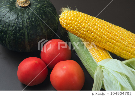 新鮮な夏野菜のかぼちゃ、とうもろこし、トマト 104904703