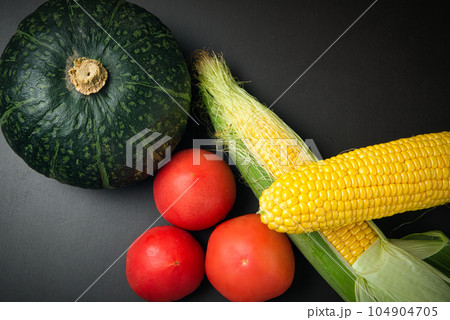 新鮮な夏野菜のかぼちゃ、とうもろこし、トマト 新鮮な夏野菜のかぼちゃ、とうもろこし、トマト 104904705