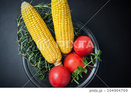 新鮮な夏野菜のトマトとトウモロコシを、ガラスのボウルに入れて 新鮮な夏野菜のトマトとトウモロコシを、ガラスのボウルに入れて 104904709
