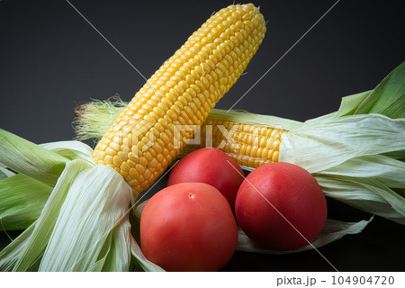 新鮮な夏野菜のかぼちゃ、とうもろこし、トマト 新鮮な夏野菜のかぼちゃ、とうもろこし、トマト 104904720