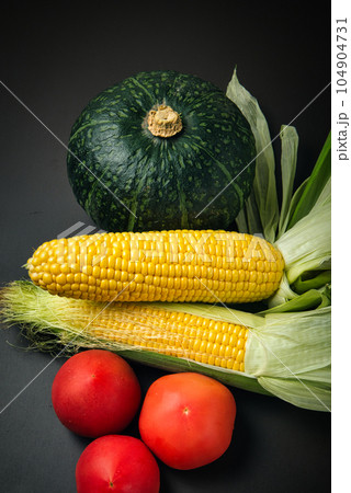 新鮮な夏野菜のかぼちゃ、とうもろこし、トマト 新鮮な夏野菜のかぼちゃ、とうもろこし、トマト 104904731