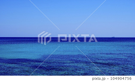 長崎県壱岐島の壱岐の土台石から見る海の風景 104904756