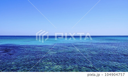 長崎県壱岐島の壱岐の土台石から見る海の風景 104904757