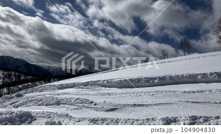 かぐらスキー場のゲレンデの風景 かぐらスキー場のゲレンデの風景 104904830