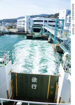 出航する伊勢湾フェリー（鳥羽のりば） 104904898