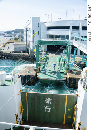 出航する伊勢湾フェリー（鳥羽のりば） 104904899